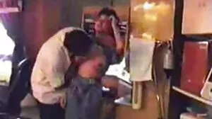 டீ தன் சித்தியான டிஃப்பனியின் லேப்டாப்பை திறக்க ஆசைப்படுகிறாள்