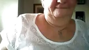நைஸ் ஃபோல்க்ஸ் பேங்ஸ் எ ஷை ப்ளாண்ட் டீன்