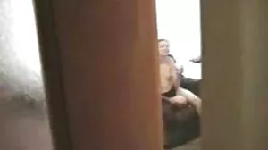 அம்மா மற்றும் மகள் டேக் டீம் ஒரு சேவல்