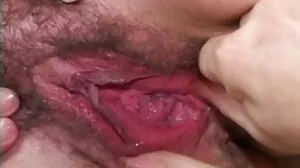 உள்ளாடையில் முதிர்ந்த பேங்க்ஸ் இளம் டிக்