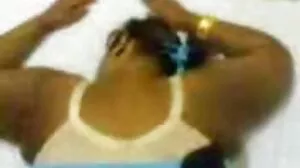 சிறிய அழகி நிம்போ ரிலே ரீட் நாய்க்குட்டி பாணியை ஏமாற்றுகிறார்
