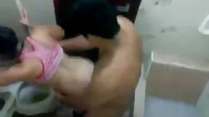 ஹார்னி டீன் ஏலெஸ்ஸா மாற்றாந்தாய் உடன் கழுதையை ரசிக்கிறாள்