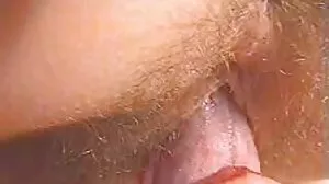 சூடான அம்மா படுக்கையறையில் சுயஇன்பம் செய்து பிடிபட்டார்