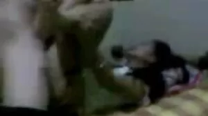 பச்சை குத்தப்பட்ட பையன் குனிந்து காதலி அல்லியால் புணர்ந்தான்