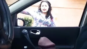 டார்க் ஹேர்டு லத்தீன் பேங்க்ஸ் நாய் ஸ்டைல்