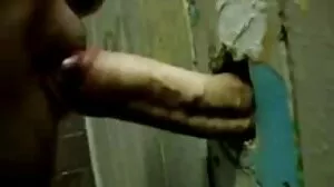 சிறந்த ஜப்பானிய குழந்தை தரையில் துடிக்கிறது