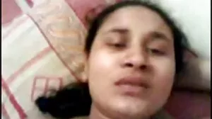 உணர்ச்சிவசப்பட்ட டீன் ஏஜ் சிறுநீர் கழிக்கிறார் மற்றும் ஈரமான ட்வாட் துடைக்கிறார்