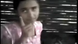 இருண்ட லெஸ்போ நக்குகள் மற்றும் முகத்தை உட்காரும் முன் குழந்தை