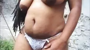 கருங்காலி குழந்தை சவாரி செய்த பிறகு புக்கேக்கப்படுகிறது