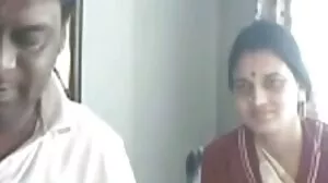 கருங்காலி டீன் ஜென்னா ஃபாக்ஸ் தனது பெரிய வெள்ளை சேவல் மாற்றாந்தாய்க்கு அனுதாபம் செய்கிறார்