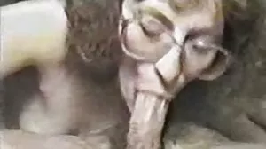 ரஷ்ய அம்மாவும் பெண்ணும் ப்ளோஜாப் கொடுக்கிறார்கள்