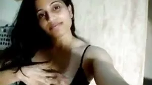 உள்ளாடையில் லத்தீன் ஜிஎஃப் பெரிய சேவல்