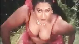 காட்டு லெஸ்பியன் செக்ஸ் பார்ட்டிக்காக நான்கு வளைந்த லத்தினா பேப்ஸ் ஒன்று கூடுகிறார்கள்