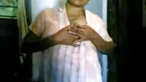 ஹாட் பேப் வெப்கேமரா லைவ்வில் அவளது புண்டையை துடிக்கிறாள்